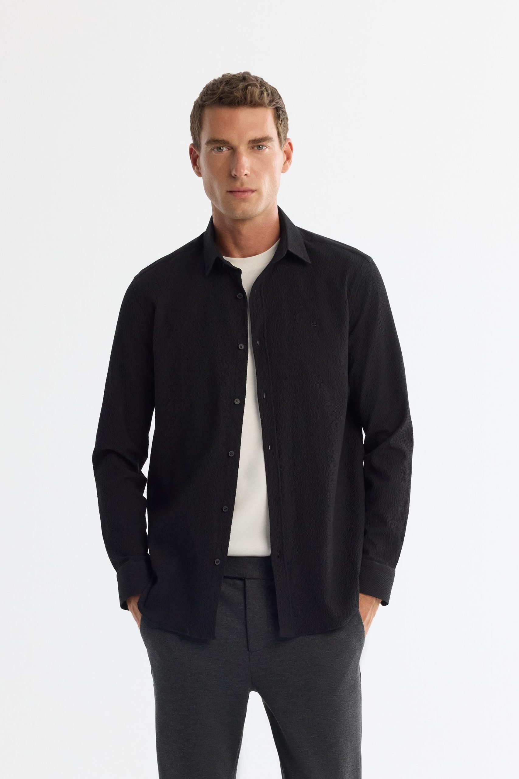Siyah Düğmeli Yaka Kolay Ütülenebilir Gömlek